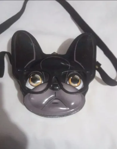 Bolsa metalizada em formato de cara de cachorro 