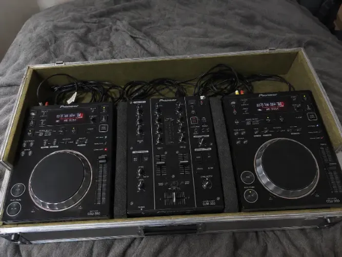 KIT PIONEER CDJ 350 + MIXER DJM 350 + CASE SOB MEDIDA + CABOS (MUITO BEM CONSERVADO)