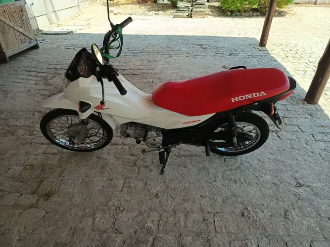 Moto revisada. Peneus e transmissão novos.