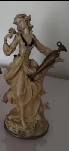 Escultura em Resina Casal de Camponeses medindo 30cm Aprox