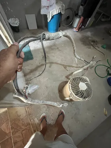 Ar condicionado seminovo apenas sujo precisando de manutenção .  