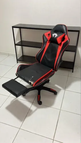 Cadeira Gamer Vermelha e Preta com Apoio de pé