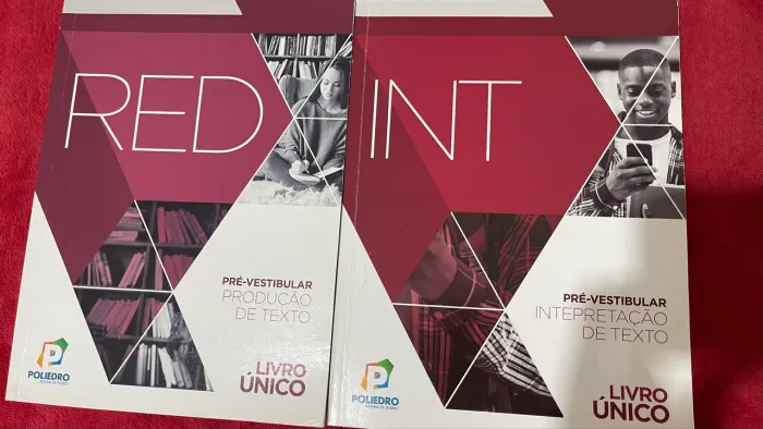 Livros de estudos pré vestibular poliedro
