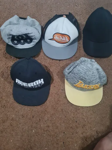 5 bonés usados por 50 reais!