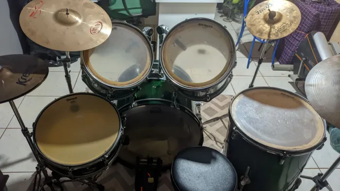 Bateria Michael completa + pratos Krest - bem conservada pronta pra tocar