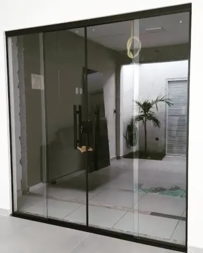 Vende-se se porta em vidro temperado fume