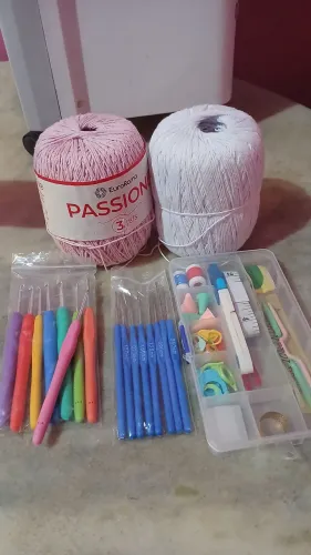 Vendo Kit de Croche Completo e Acompanha dois rolos de linhas