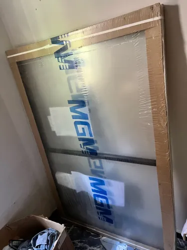 Janela de vidro com metal nova