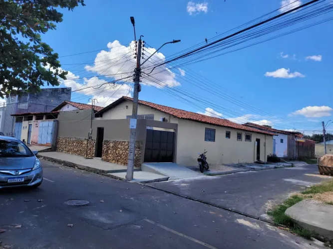 Excelente CASA no Bairro Saci.