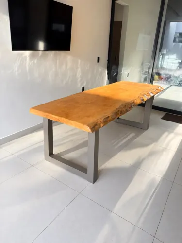 Mesa em madeira Com a base em alumínio - 6 Meses de Uso