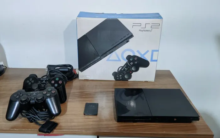 PS2 com caixa e 2 controles originais 
