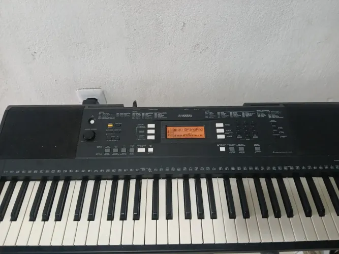 Teclado musical yamaha E340 seme novo acompanhado capa e suporte de partitura 