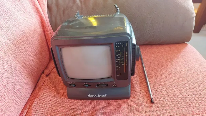 TV PORTÁTIL LENOX SOUND DEFEITO DECORAÇÃO SÓ VENDA NÃO TROCO POR NADA