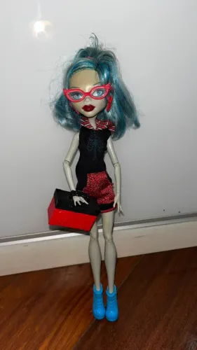 Boneca original Monster High G1 - Ghoulia Yelps da coleção Scaris: City of Frights.