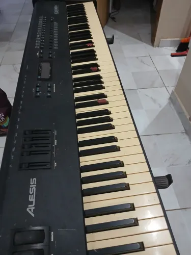 Teclado alesis qs8