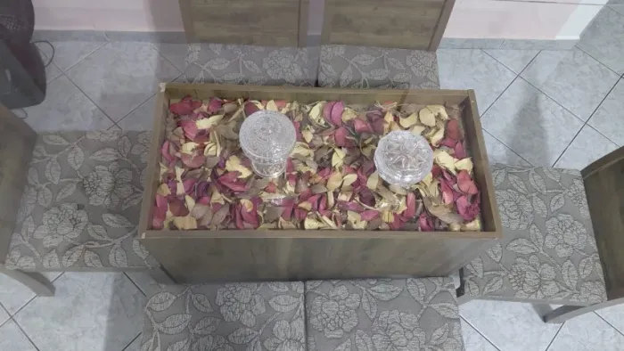 MESA COM TAMPO DE VIDRO, BASE EM MADEIRA COM 6 CADEIRAS 