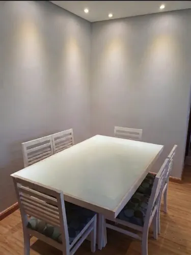 conjunto mesa de jantar madeira maciça, tampo de vidro sobre madeira, com 6 cadeiras