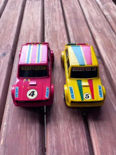 Dois carrinhos do Autorama do fiat 147 rally da marca estrela vintage