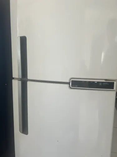 geladeira é uma Geladeira Brastemp BRM44 Frost Free 375 litros, 220V,