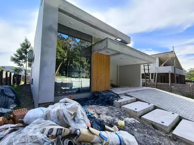 Casa PLANA 3 dorm com qualidade Premium em condomíno fechado próximo ao centro de Criciúma