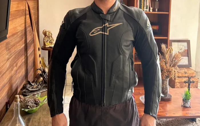 Jaqueta Couro Alpinestars Tam 38, com Cupim, ombreira e cotoveleira. 