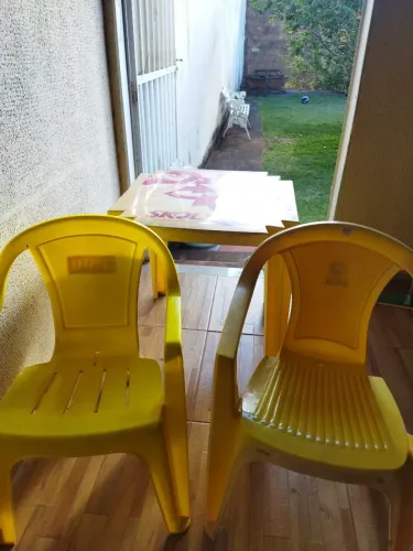 Jogo de cadeira de plástico 