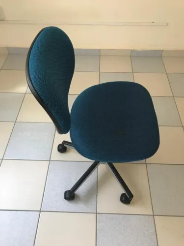 Cadeira Estofada Giratória Azul Giroflex