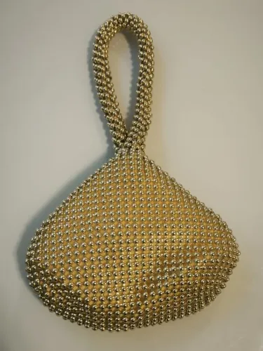 Bolsinha dourada triangular