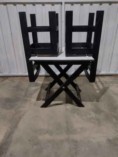 Mesa de madeira com cadeiras