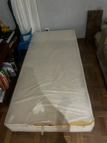 Base de cama box e colchão infantil 