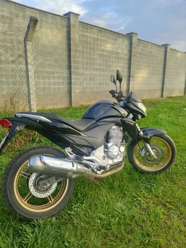 Moto conservada , motor redondinho . alguns detalhes de uso .