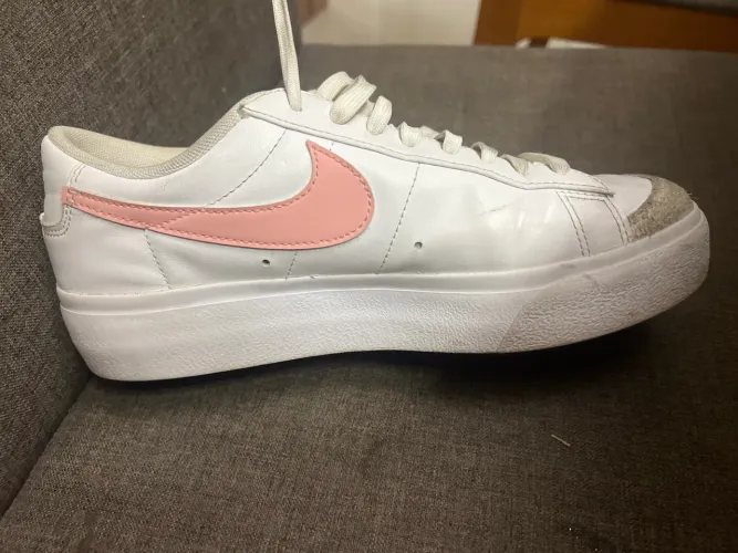 Tênis Nike branco e rosa, tamanho 38. Confortável, resistente, versátil e em ótimo estado.