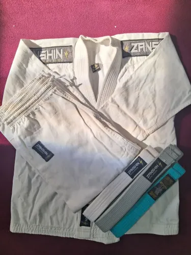 Kimono de  judô juvenil + 3 faixas 