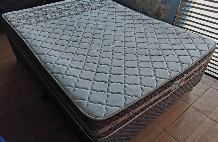 Cama box casal tamanho normal com colchão em mola usada