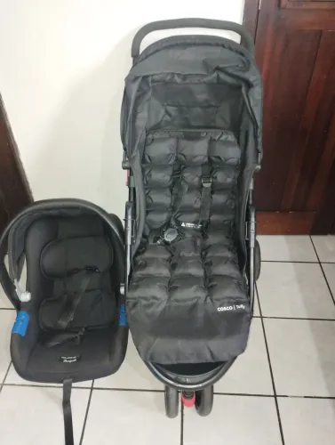 Carrinho de bebê com bebê conforto
