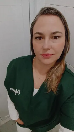 Cuidadora de idosos estudante do último ano de enfermagem
