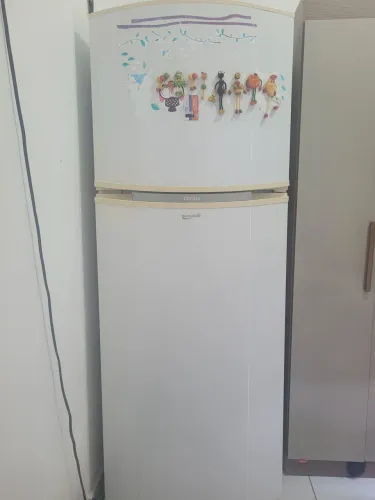Geladeira em ótimo estado de conservação, funcionando perfeitamente,