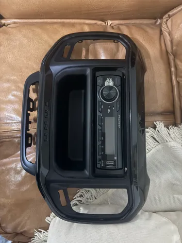Vendo kit Fiat Touro moldura, black piano, rádio pionner /MVH-S21 5BT mais chicote.