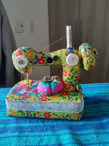 Máquina de costura agulheiro e porta trecos