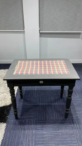 Mesa Escrivaninha de Madeira Maciça, Vidro 8mm, 1 Gaveta, Puxador Abóbora, Pés Torneados,