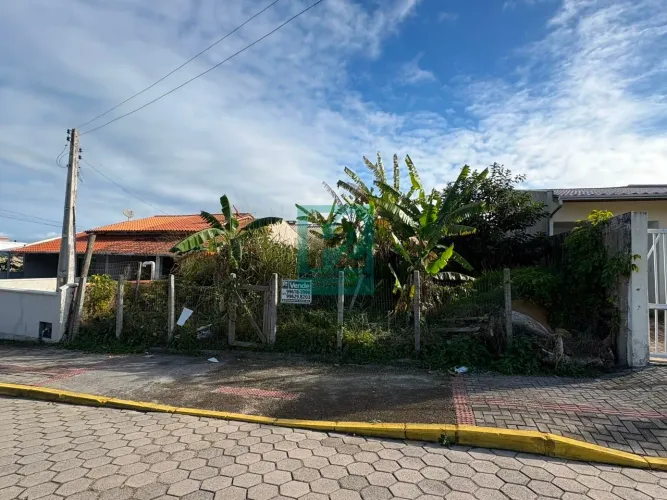 Terreno à Poucos Passos do Mar em Zimbros - Bombinhas/SC