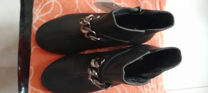 Bota feminina nova.