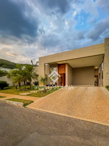 Casa Térrea de Alto Padrão com 4 Quartos, Área Gourmet e Piscina