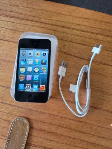 Apple iPod Touch 4 8GB Clássico (iOS 6) com Caixa Acrílica e Cabo