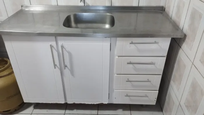 Vende-se pia com cuba, marcas de uso, um pouco descascando em baixo da porta
