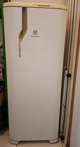 Geladeira Electrolux RE31 240 Litros