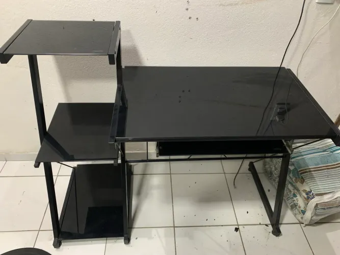 Mesa de Computador Escrivaninha em Vidro Temperado Preto e Estante Lateral