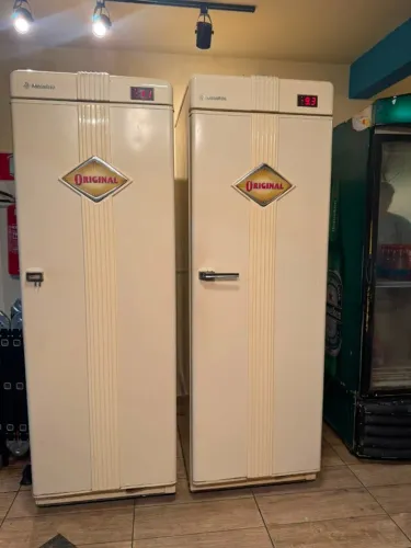Freezer / Cervejeira vertical. Estilo retrô e em pleno funcionamento. Retirada no local.