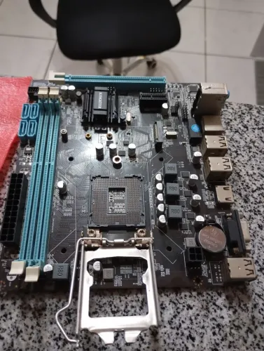 ? PLACA-MÃE LGA 1155 COM DEFEITO ? PARA REPARO OU SUCATA (Acompanha o espelho)