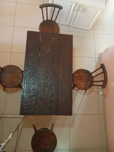 Mesa rústica de madeira de demolição